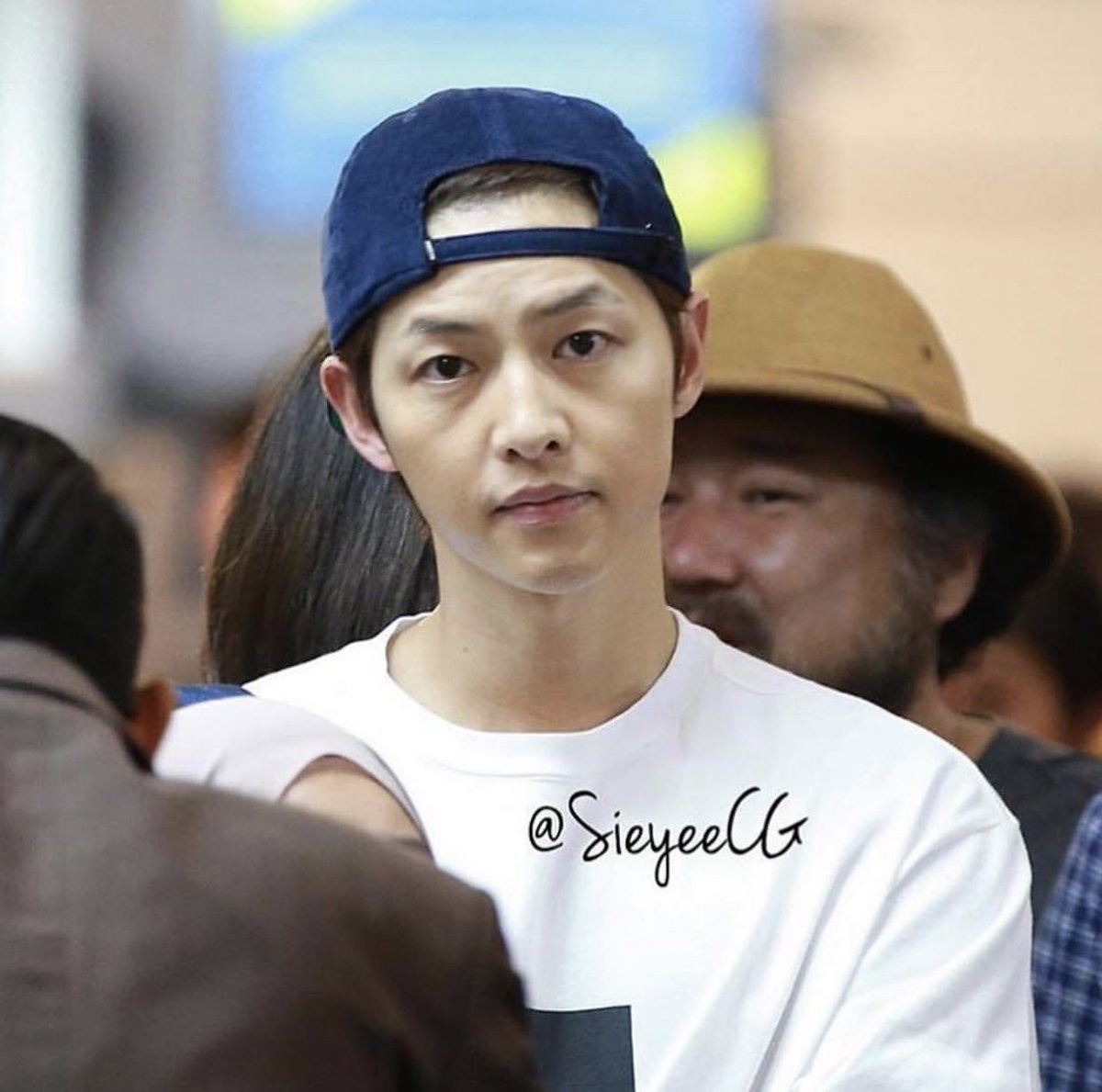 Song Joong Ki lần đầu xuất hiện sau tin đồn ngoại tình: Biểu cảm khiến hàng triệu con tim nhẹ lòng!