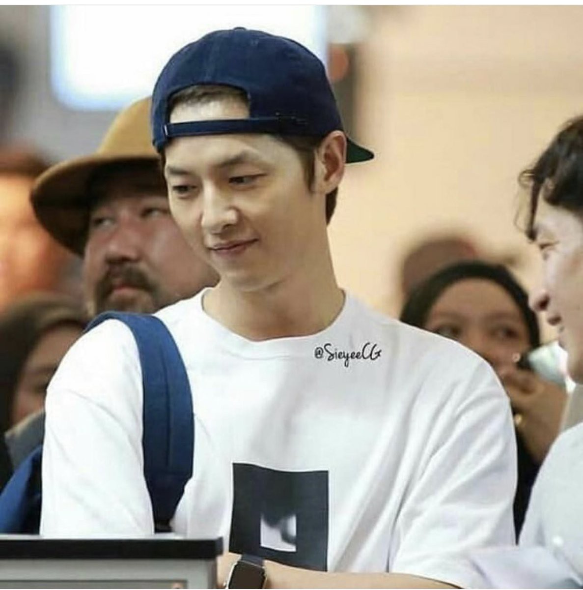 Song Joong Ki lần đầu xuất hiện sau tin đồn ngoại tình: Biểu cảm khiến hàng triệu con tim nhẹ lòng!