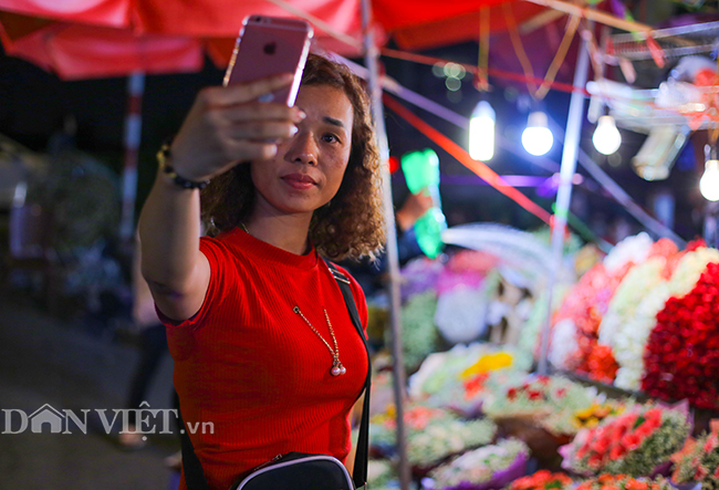 Hình ảnh náo nhiệt tại chợ hoa lớn nhất Hà Nội trước ngày 8.3