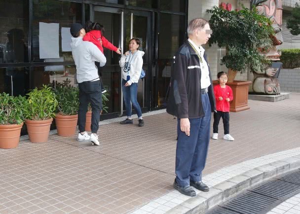 Lưu Khải Uy một mình tới đón con gái tan học thiếu bóng dáng Dương Mịch, né tránh câu hỏi liên quan đến vợ cũ