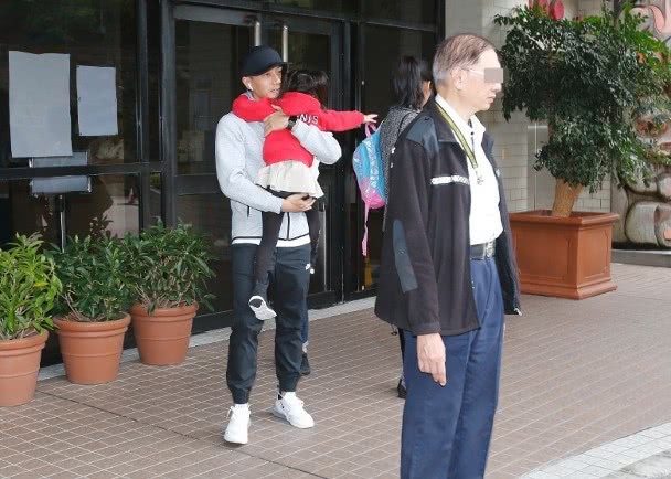 Lưu Khải Uy một mình tới đón con gái tan học thiếu bóng dáng Dương Mịch, né tránh câu hỏi liên quan đến vợ cũ