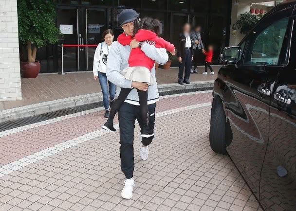 Lưu Khải Uy một mình tới đón con gái tan học thiếu bóng dáng Dương Mịch, né tránh câu hỏi liên quan đến vợ cũ