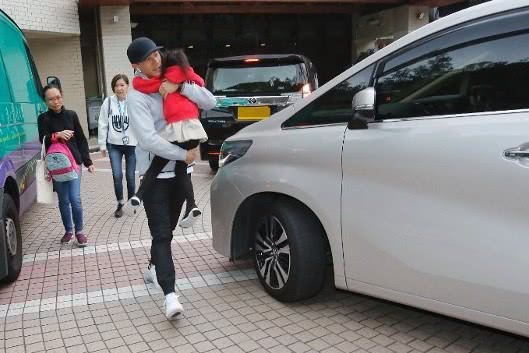 Lưu Khải Uy một mình tới đón con gái tan học thiếu bóng dáng Dương Mịch, né tránh câu hỏi liên quan đến vợ cũ