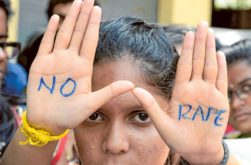 Người phụ nữ Ấn Độ kéo kẻ cưỡng hiếp vào lửa thiêu sống