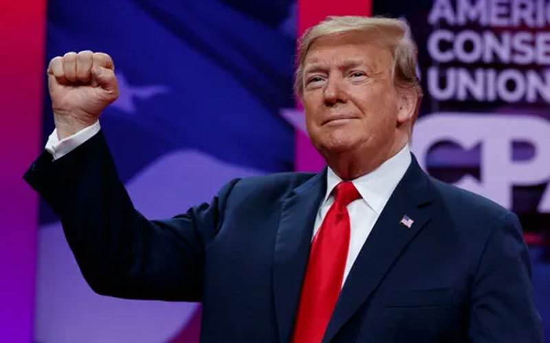 Vì sao ông Trump vẫn được tín nhiệm trong thế tứ bề thọ địch?