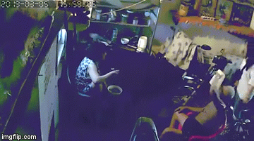 Thiếu nữ quát mẹ, đạp thẳng vào bụng ông ngoại vì không được đi chơi, màn trừng phạt của người cậu sau đó khiến nhiều người choáng váng