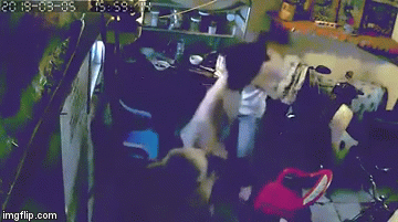 Thiếu nữ quát mẹ, đạp thẳng vào bụng ông ngoại vì không được đi chơi, màn trừng phạt của người cậu sau đó khiến nhiều người choáng váng