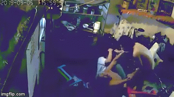 Thiếu nữ quát mẹ, đạp thẳng vào bụng ông ngoại vì không được đi chơi, màn trừng phạt của người cậu sau đó khiến nhiều người choáng váng