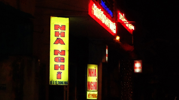 Cô giáo chung phòng với nam sinh dưới 16 tuổi trong khách sạn