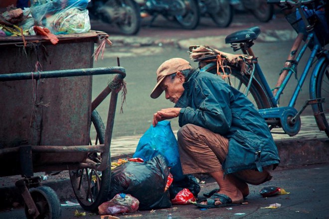 Nỗi ám ảnh suốt 9 năm của tác giả bức ảnh: Cụ ông bới xe rác tìm đồ ăn