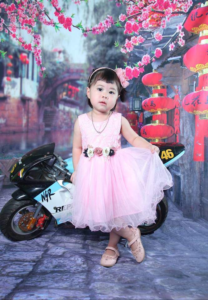 Con gái được chụp ảnh kỉ niệm ở trường, ngày nhận ảnh mẹ biết đời con sóng gió từ nhỏ