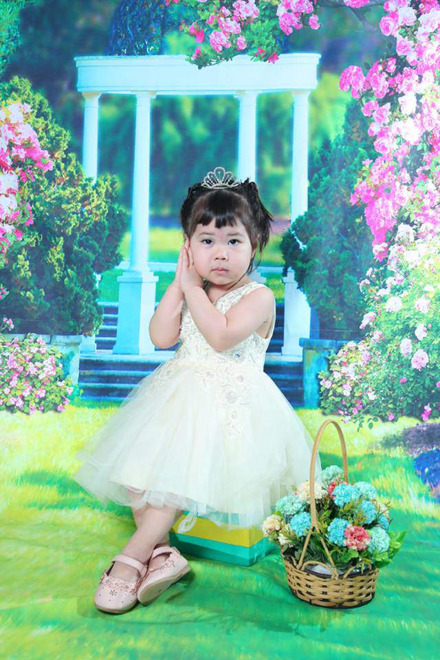 Con gái được chụp ảnh kỉ niệm ở trường, ngày nhận ảnh mẹ biết đời con sóng gió từ nhỏ Con gái được chụp ảnh kỉ niệm ở trường, ngày nhận ảnh mẹ biết đời con sóng gió từ nhỏ