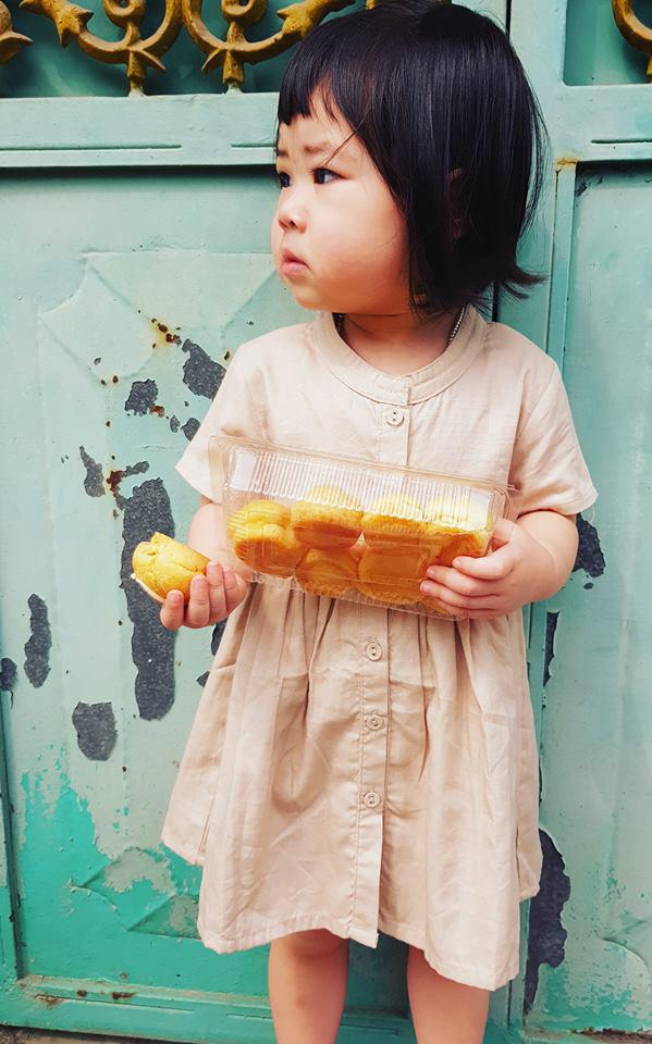 Con gái được chụp ảnh kỉ niệm ở trường, ngày nhận ảnh mẹ biết đời con sóng gió từ nhỏ