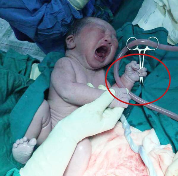 Màn chào hỏi cuộc đời ấn tượng nhất đầu năm, khiến mẹ mát mặt ngay lần đầu chạm trán