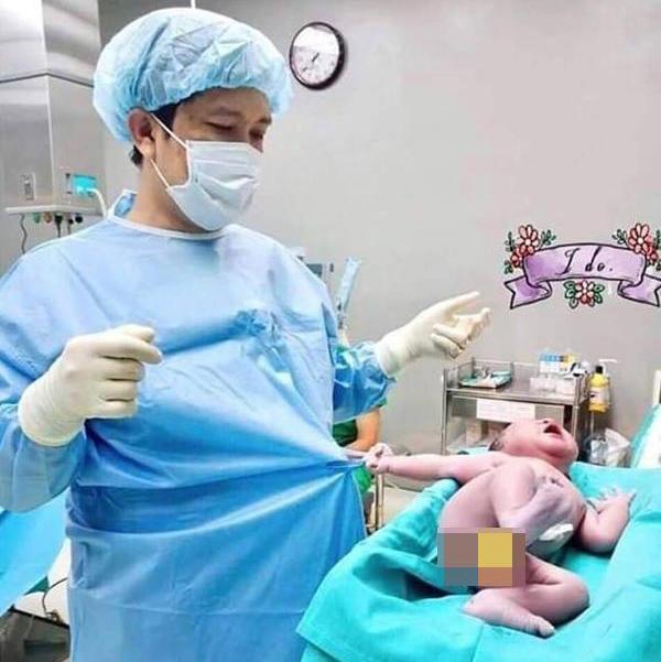 Màn chào hỏi cuộc đời ấn tượng nhất đầu năm, khiến mẹ mát mặt ngay lần đầu chạm trán