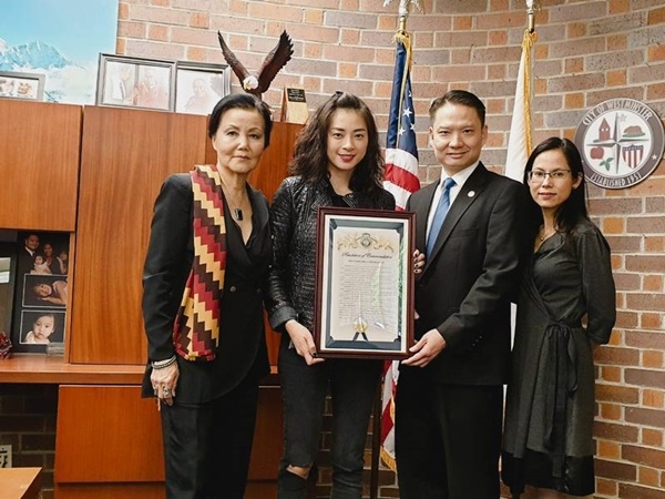 Hai Phượng thành công ở Mỹ, Ngô Thanh Vân được Thị trưởng thành phố Westminster vinh danh