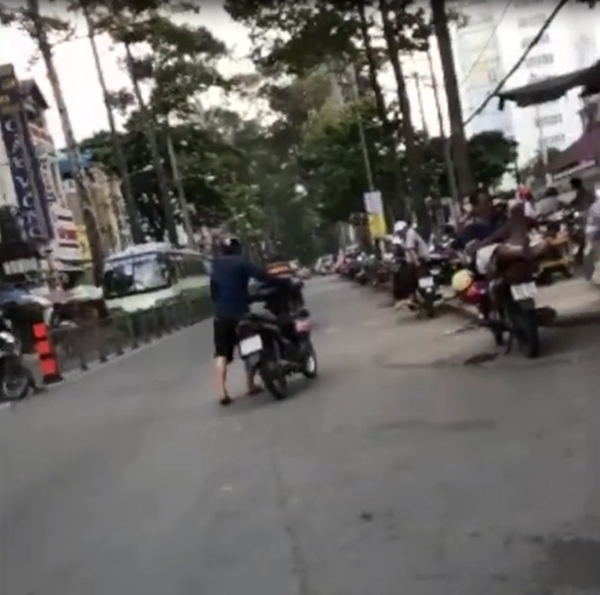 Trộm xe đang chạy trốn thì… hết xăng