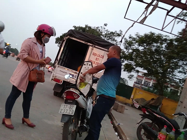 Hà Nội: Người dân cắn răng mua gần 35.000 đồng/lít xăng