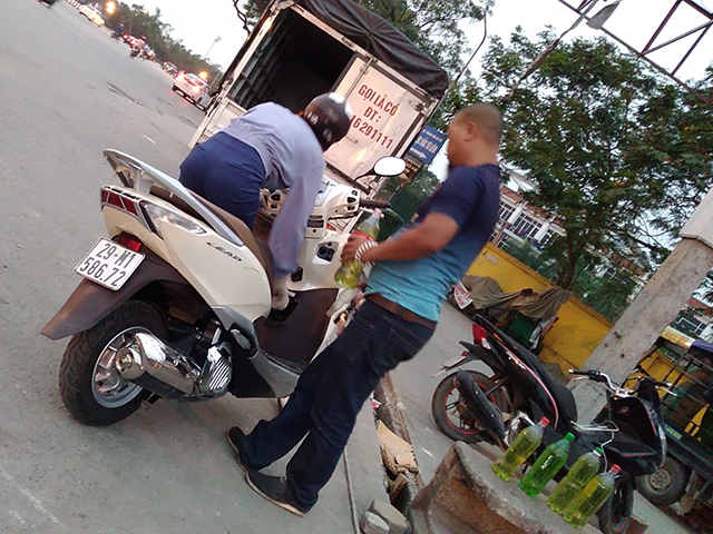 Hà Nội: Người dân cắn răng mua gần 35.000 đồng/lít xăng