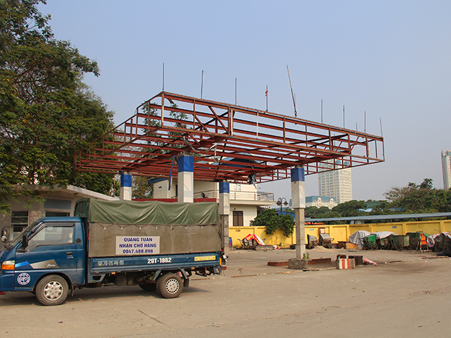 Hà Nội: Người dân cắn răng mua gần 35.000 đồng/lít xăng