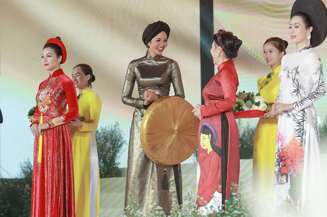 HHen Niê nói gì khi lọt Top 50 của Forbes Việt Nam?