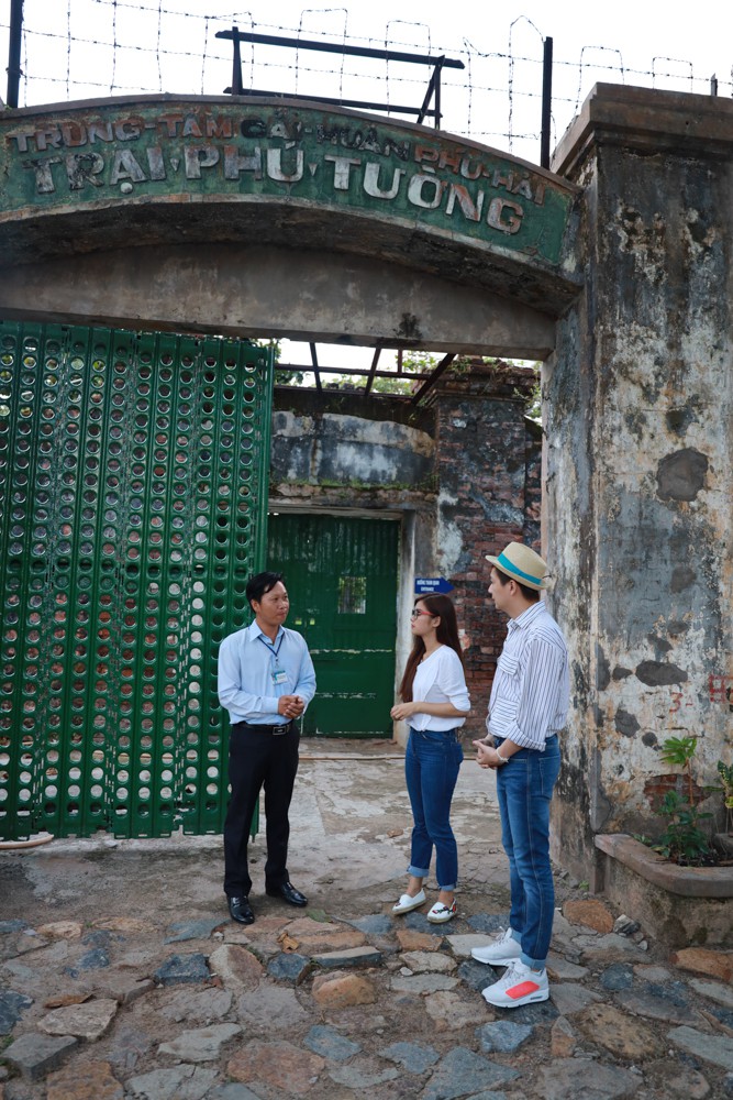 Ngô Kiến Huy và Hoàng Yến Chibi múa hát tưng bừng gây náo loạn chợ Côn Đảo