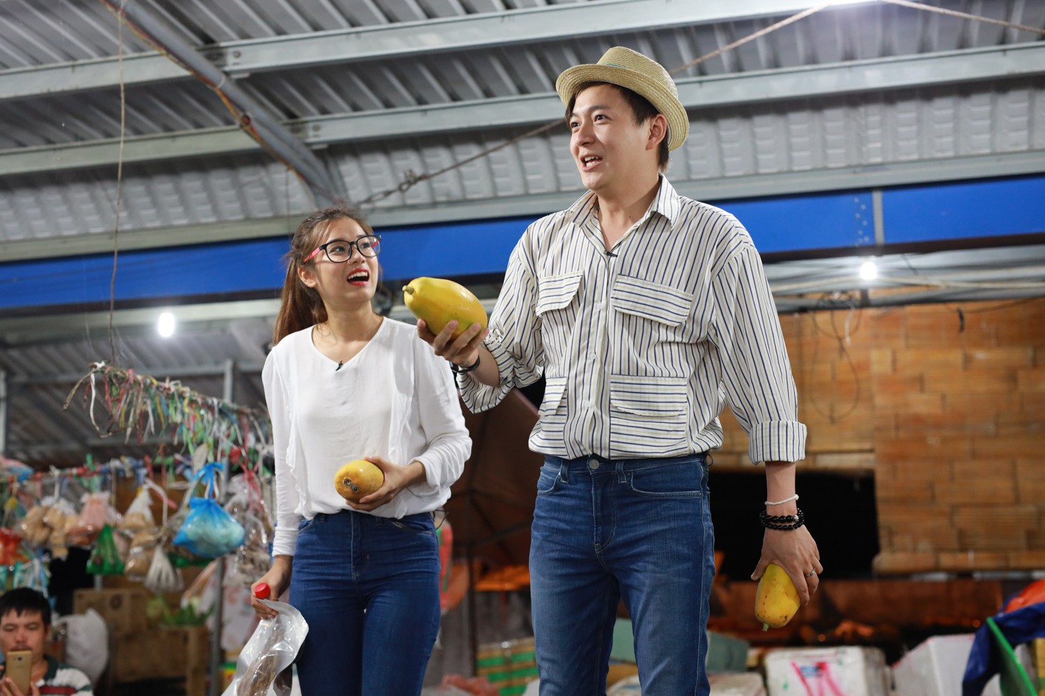 Ngô Kiến Huy và Hoàng Yến Chibi múa hát tưng bừng gây náo loạn chợ Côn Đảo