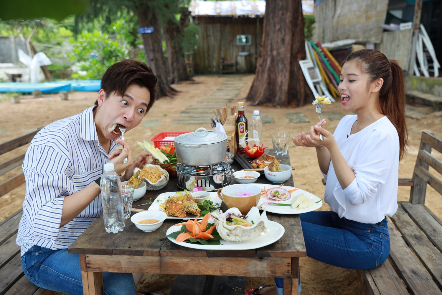 Ngô Kiến Huy và Hoàng Yến Chibi múa hát tưng bừng gây náo loạn chợ Côn Đảo