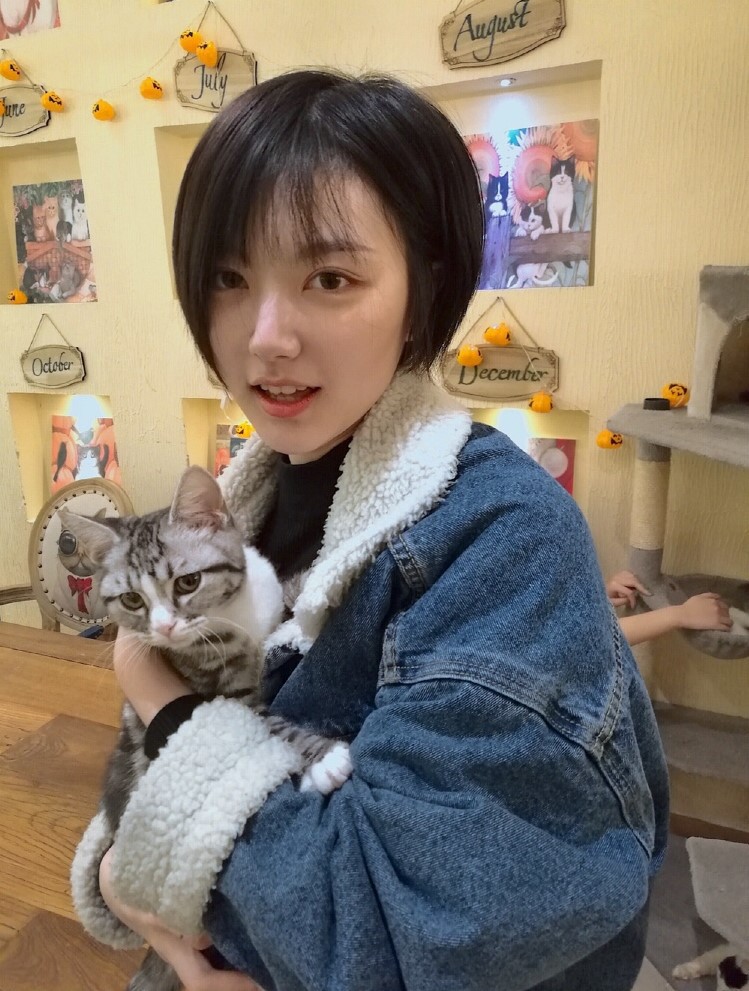 Nữ thần ảnh thẻ tóc ngắn đang khiến dân mạng rung động là ai?