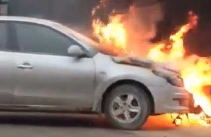 Hàng chục người hò nhau kéo ôtô bốc cháy ra khỏi nhà