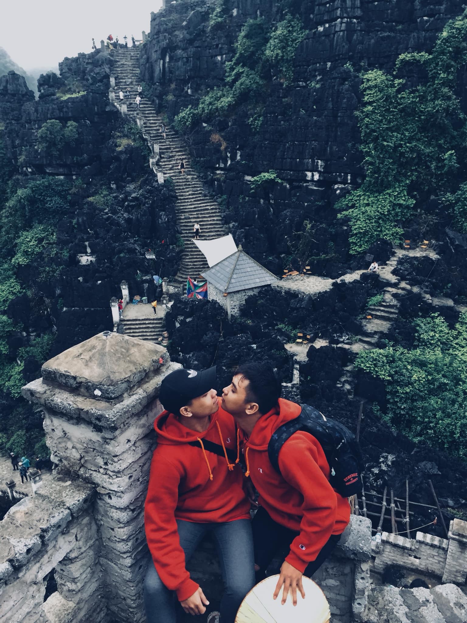 Chuyện tình đồng tính lãng mạn của 2 chàng trai tỏ tình ở Đà Lạt, dắt nhau về ra mắt và nhận được cái ôm của bố mẹ