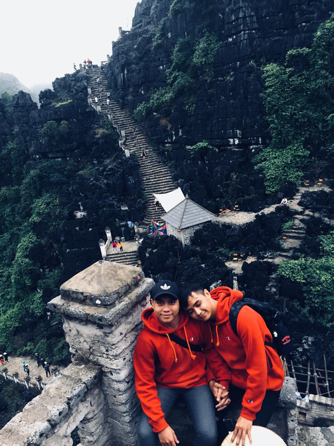 Chuyện tình đồng tính lãng mạn của 2 chàng trai tỏ tình ở Đà Lạt, dắt nhau về ra mắt và nhận được cái ôm của bố mẹ Chuyện tình đồng tính lãng mạn của 2 chàng trai tỏ tình ở Đà Lạt, dắt nhau về ra mắt và nhận được cái ôm của bố mẹ