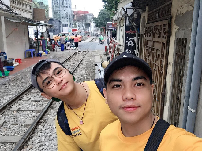 Chuyện tình đồng tính lãng mạn của 2 chàng trai tỏ tình ở Đà Lạt, dắt nhau về ra mắt và nhận được cái ôm của bố mẹ Chuyện tình đồng tính lãng mạn của 2 chàng trai tỏ tình ở Đà Lạt, dắt nhau về ra mắt và nhận được cái ôm của bố mẹ