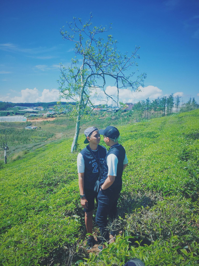 Chuyện tình đồng tính lãng mạn của 2 chàng trai tỏ tình ở Đà Lạt, dắt nhau về ra mắt và nhận được cái ôm của bố mẹ