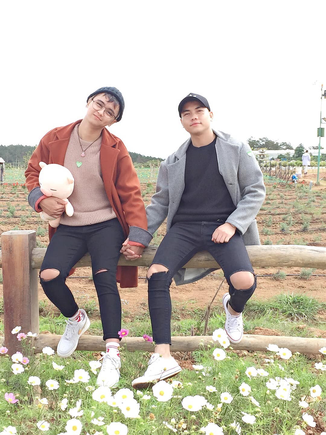 Chuyện tình đồng tính lãng mạn của 2 chàng trai tỏ tình ở Đà Lạt, dắt nhau về ra mắt và nhận được cái ôm của bố mẹ