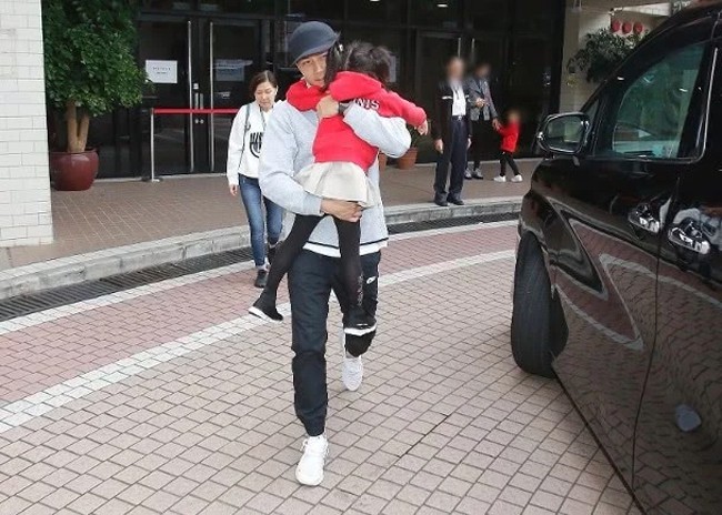 Dương Mịch bị mắng thậm tệ vì đi thăm con sau nửa năm không gặp mà chớp nhoáng hơn đi sự kiện