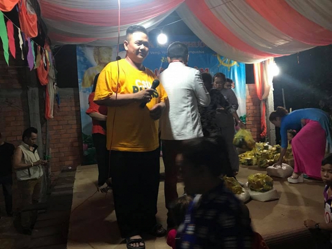 Chưa rút kinh nghiệm từ lần đi tù vì tội ấu dâm, Minh Béo vô tư tạo dáng chụp ảnh với nhiều em nhỏ khiến nhiều người bức xúc