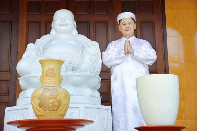 Chưa rút kinh nghiệm từ lần đi tù vì tội ấu dâm, Minh Béo vô tư tạo dáng chụp ảnh với nhiều em nhỏ khiến nhiều người bức xúc