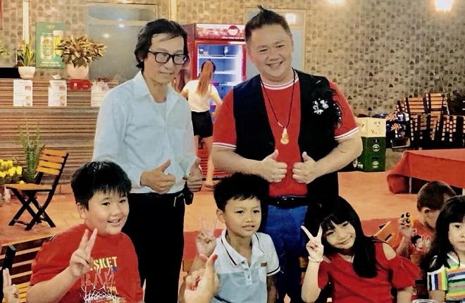 Chưa rút kinh nghiệm từ lần đi tù vì tội ấu dâm, Minh Béo vô tư tạo dáng chụp ảnh với nhiều em nhỏ khiến nhiều người bức xúc
