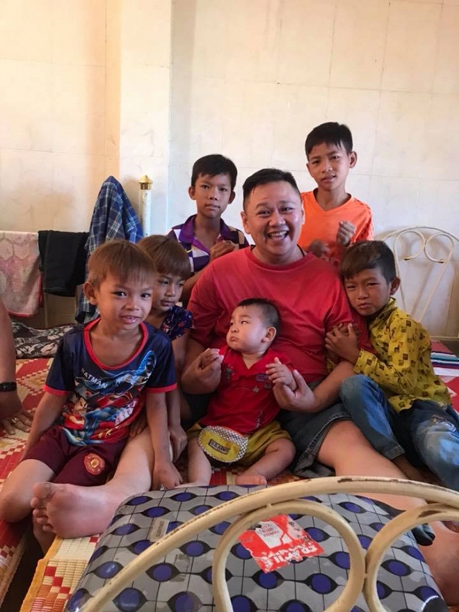 Chưa rút kinh nghiệm từ lần đi tù vì tội ấu dâm, Minh Béo vô tư tạo dáng chụp ảnh với nhiều em nhỏ khiến nhiều người bức xúc