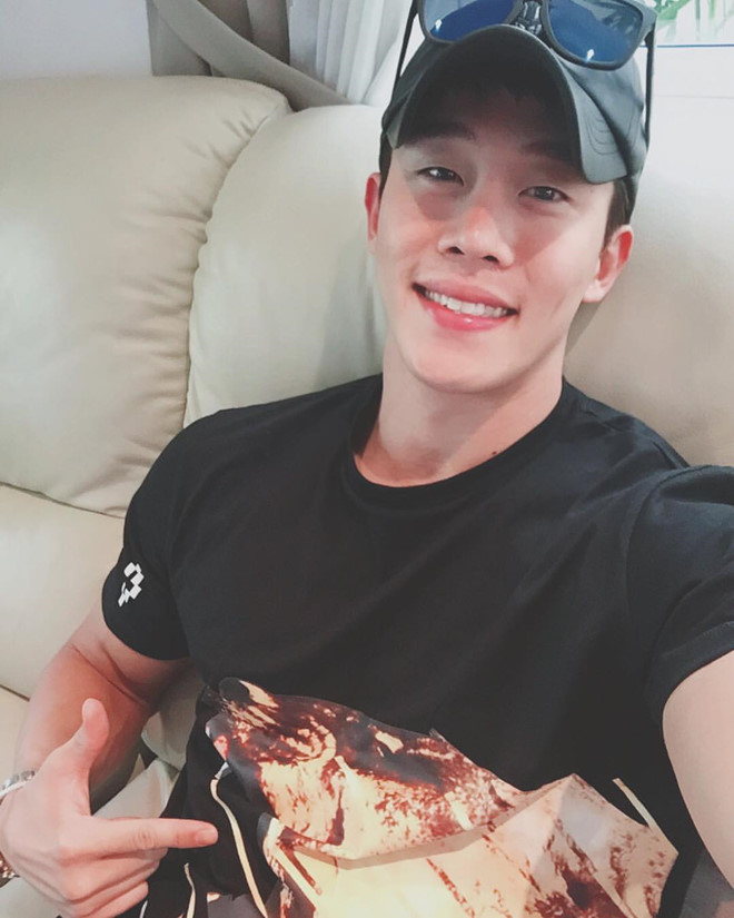 Ba chàng bạn thân Hàn Quốc đều điển trai, có thân hình 6 múi