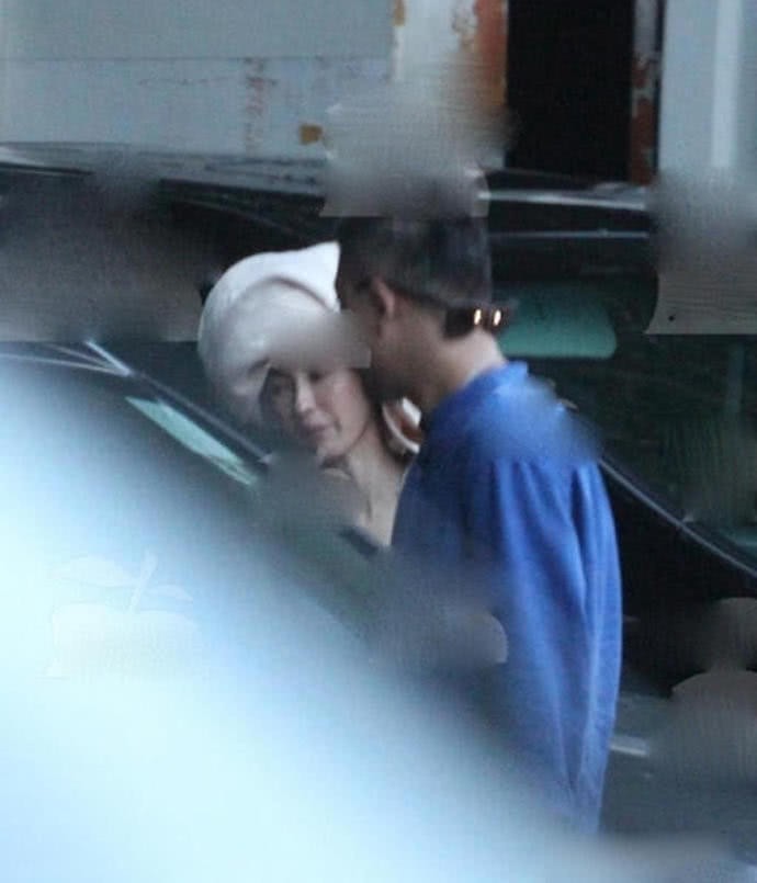 Sự thật về những bức ảnh được cho là Trương Bá Chi lộ bụng bầu đi du lịch cùng cha cậu con trai thứ ba