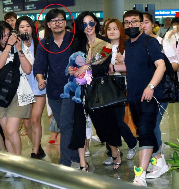 Sự thật về những bức ảnh được cho là Trương Bá Chi lộ bụng bầu đi du lịch cùng cha cậu con trai thứ ba