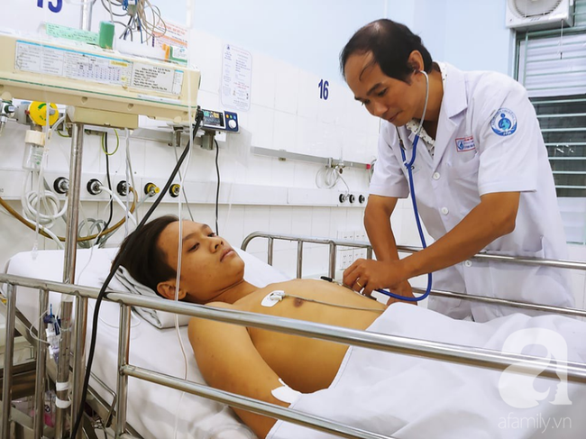 Thương tâm: Mẹ cầm xe, vay gần 200 triệu đồng níu mạng con trai nguy kịch sau cơn sốt cao