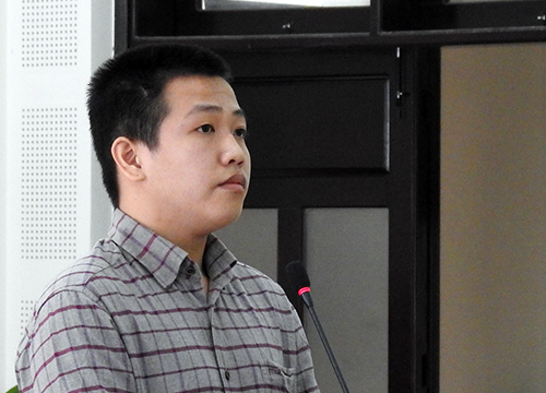 Thanh niên đâm hai nhát dao vào ngực người va chạm xe máy