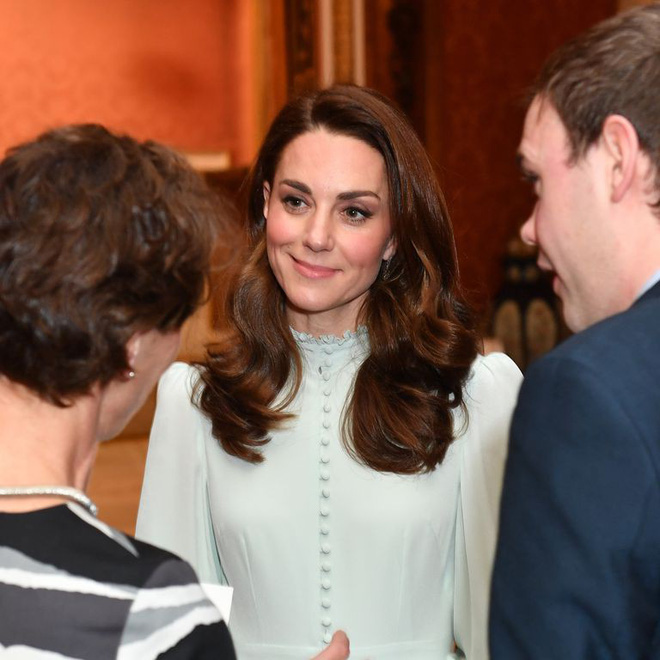 Công nương Kate vừa diện một bộ váy bí ẩn không ai tìm ra nhãn hiệu, hoá ra là học hỏi cách ăn mặc của Nữ hoàng Elizabeth