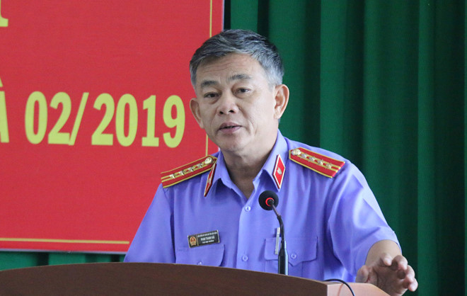 Đình chỉ điều tra cựu giám đốc bệnh viện bị tâm thần vì có bằng khen