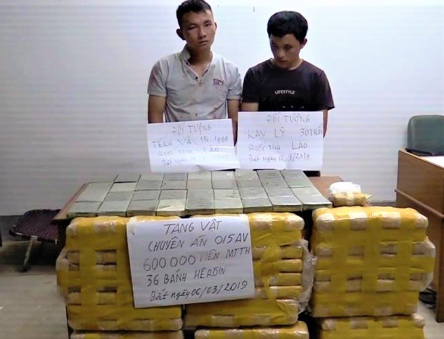Chặn cặp đôi người nước ngoài tuồn 600.000 viên ma túy vào Việt Nam