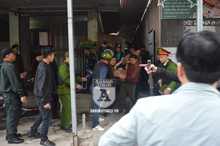 Khống chế kẻ ngáo đá hung hãn, đòi yêu người phụ nữ hơn 16 tuổi