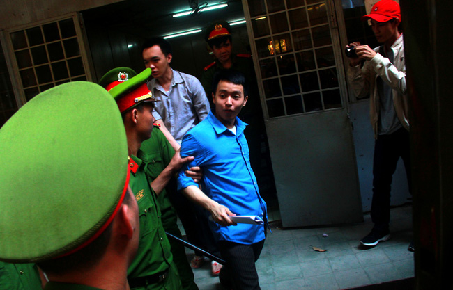 TP.HCM: Mâu thuẫn tiền bạc, cụ bà 71 tuổi hầu toà sau khi thuê người dùng súng sát hại tình trẻ kém 40 tuổi